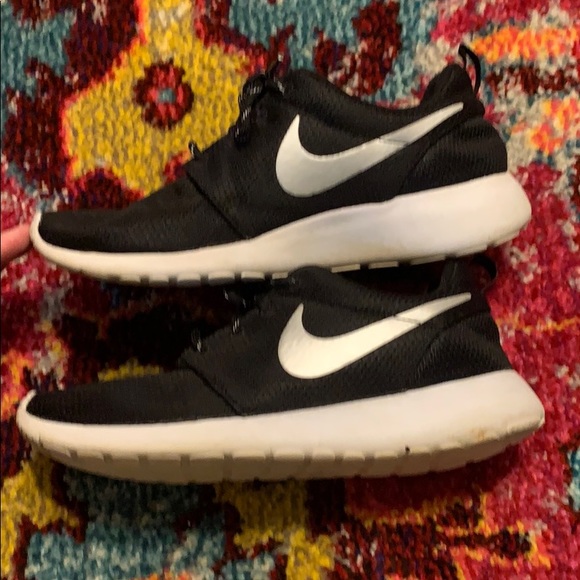 show me nike tennis shoes